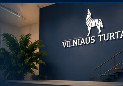 Vilniaus Turto biuro holas su logotipu ant sienos